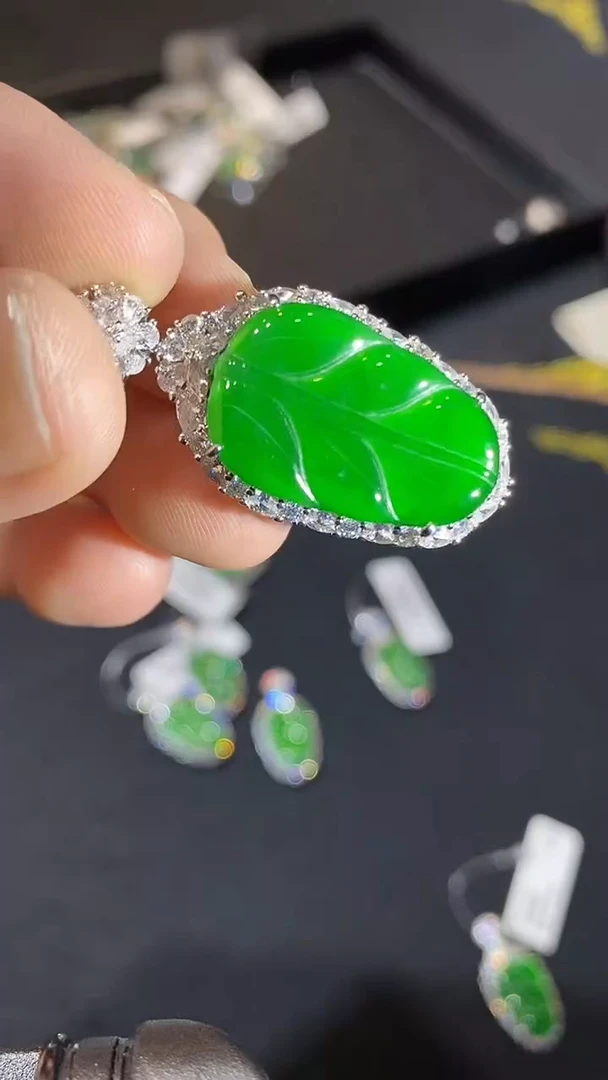 翡翠未镶嵌吊坠(不含链)多样性发货不含链其一