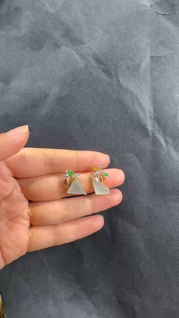 18K金镶嵌翡翠耳饰耳钉