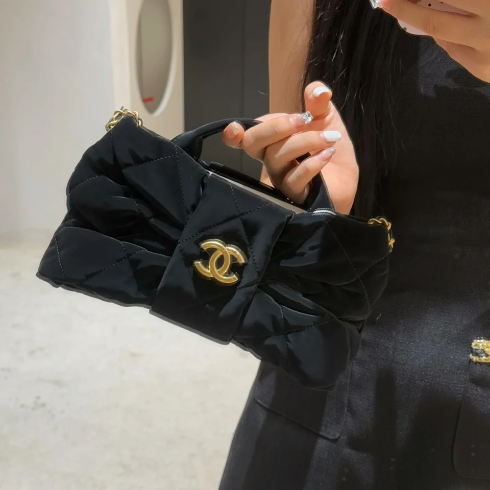 99新 Chanel/香奈儿 小花6珊  25K 蝴蝶结造型 丝绒效果手提包
