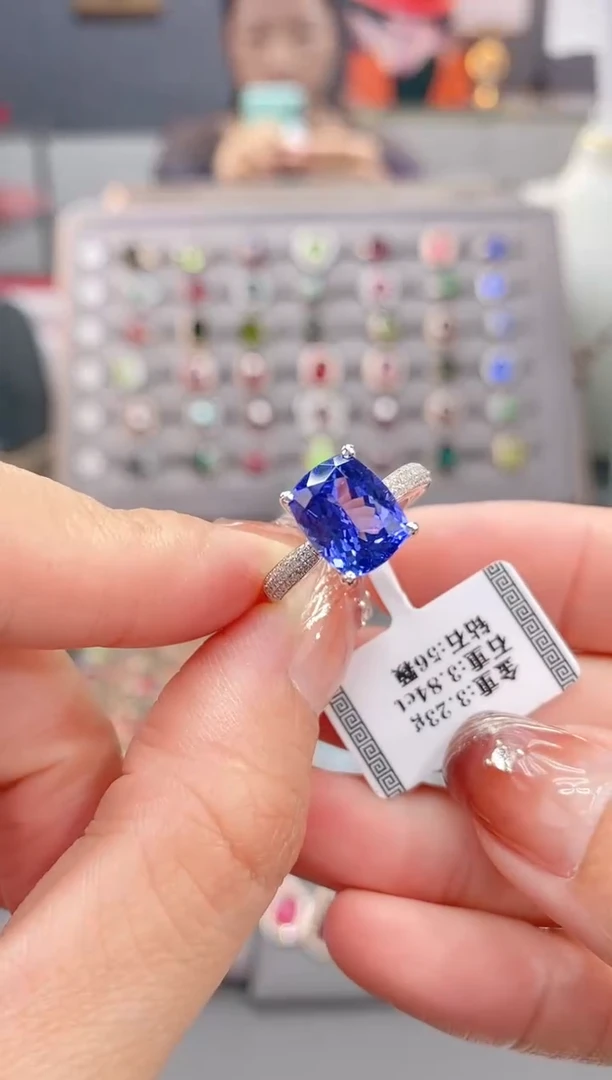 18K金镶嵌戒指坦桑石3.84