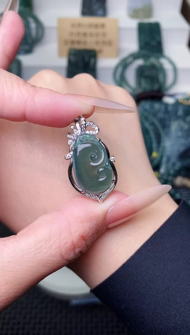 颈饰未镶嵌翡翠