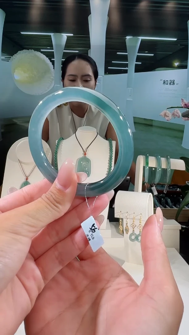 翡翠手镯未镶嵌56圈