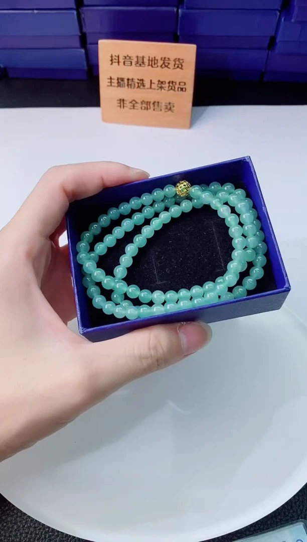 颈饰未镶嵌翡翠   `