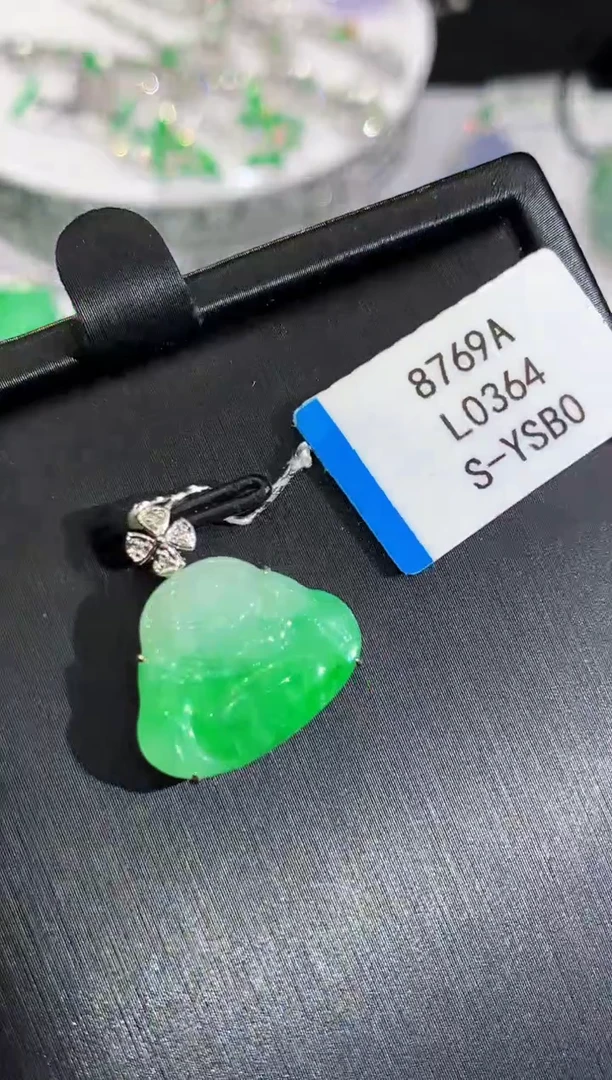 吊坠(不含链)18K金镶嵌翡翠L03564多样性发其一