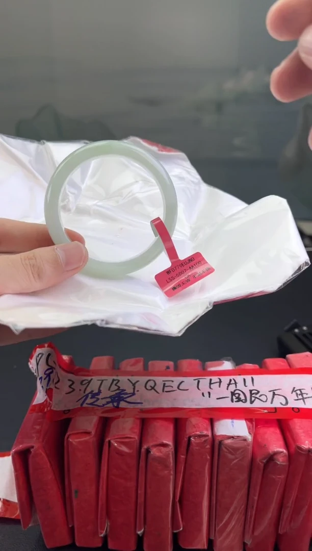 翡翠手镯未镶嵌翡翠手镯3