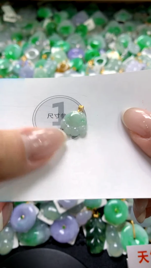 翡翠18K金镶嵌颈饰1111111111111111