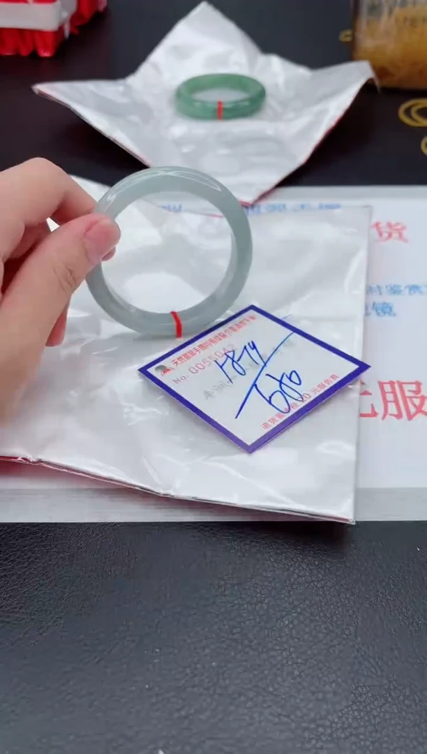 翡翠手镯未镶嵌1