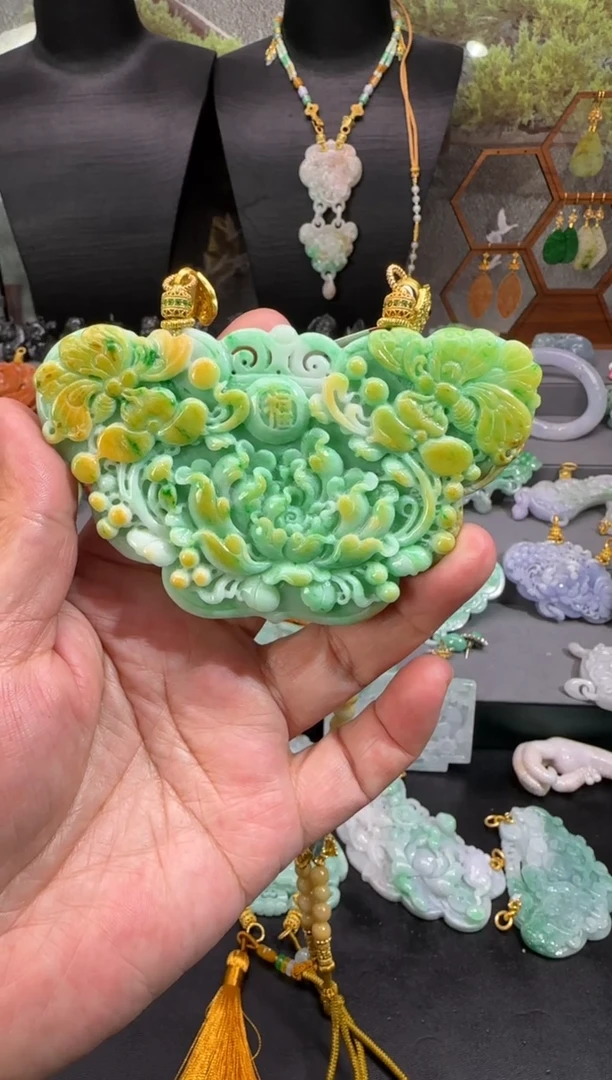 【闪购商品】翡翠颈饰未镶嵌牌子