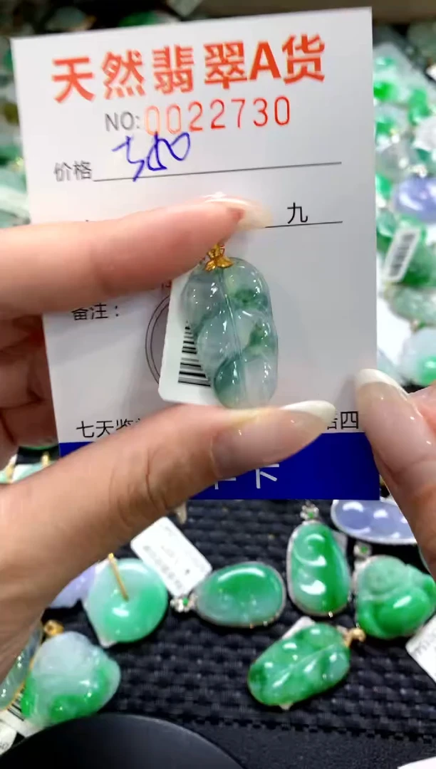 翡翠18K金镶嵌颈饰1111111111111111