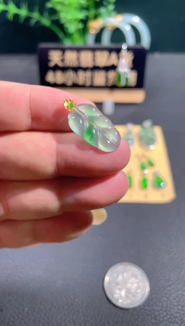 翡翠18K金镶嵌颈饰翡翠