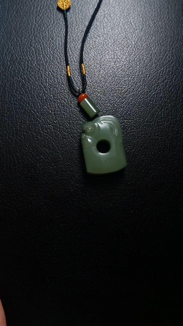 颈饰未镶嵌和田玉吊坠