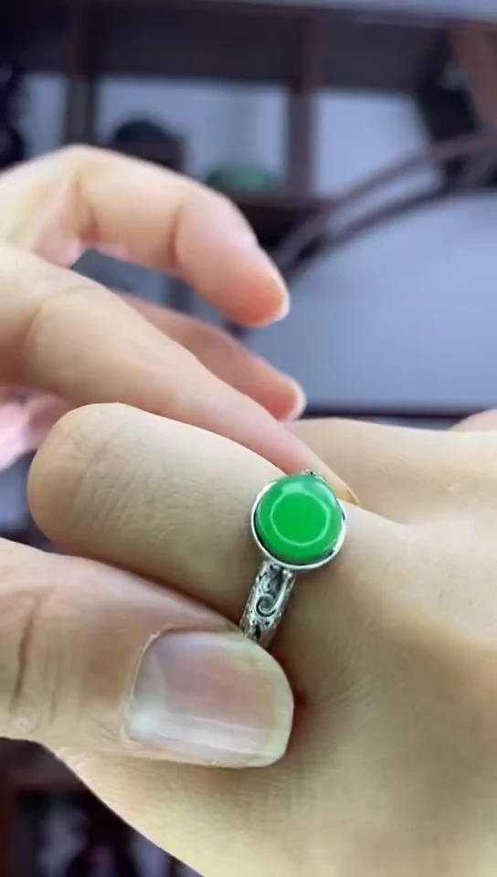 银S925镶嵌戒指翡翠J5阳绿蛋面戒指