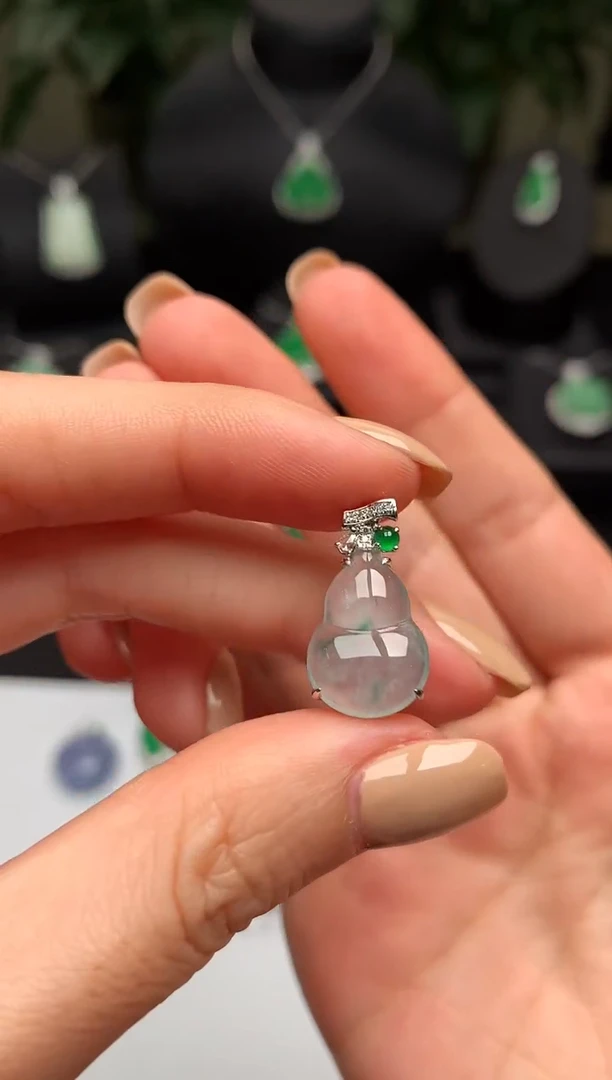 翡翠18K金镶嵌颈饰葫芦