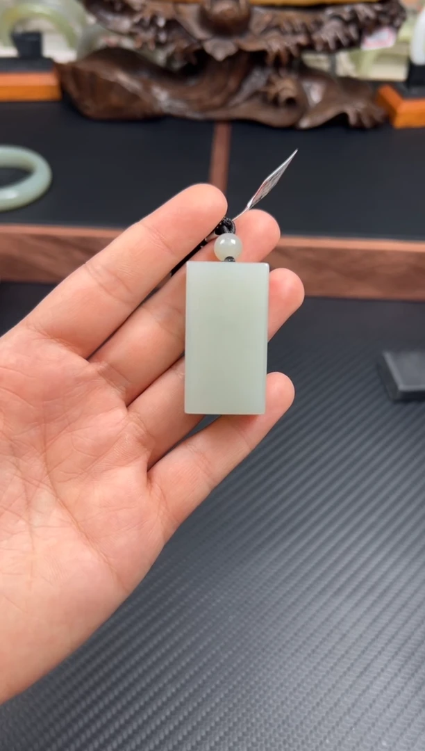 和田玉未镶嵌吊坠(赠链)且末微色差近矿