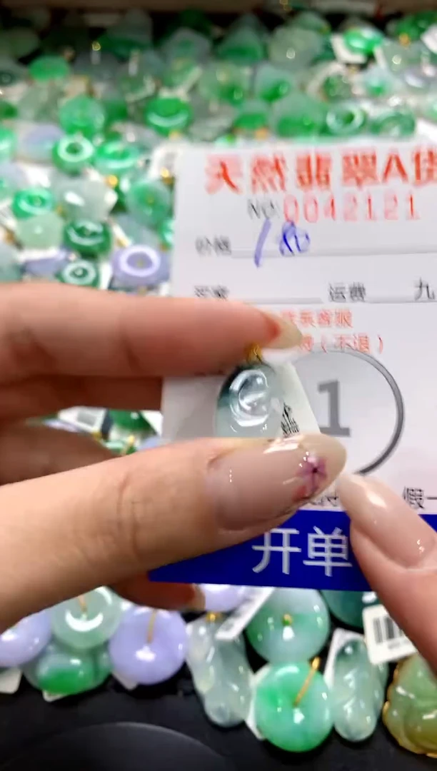 翡翠18K金镶嵌颈饰1111111111111111