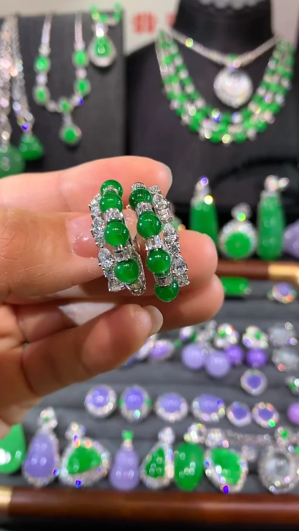 18K金镶嵌翡翠耳饰耳包