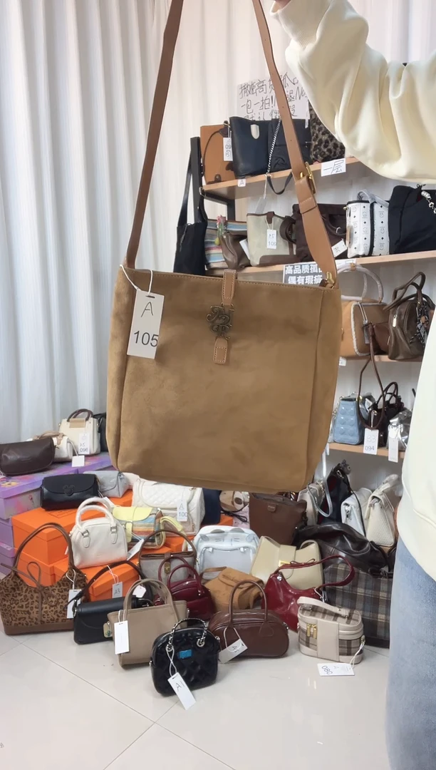 PU105麂皮绒棕色斜挎包