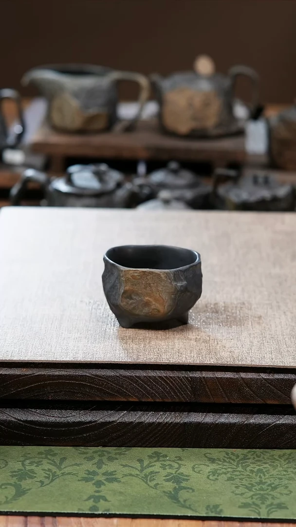 归玉堂冰碛岩重工雕刻三足手凿杯