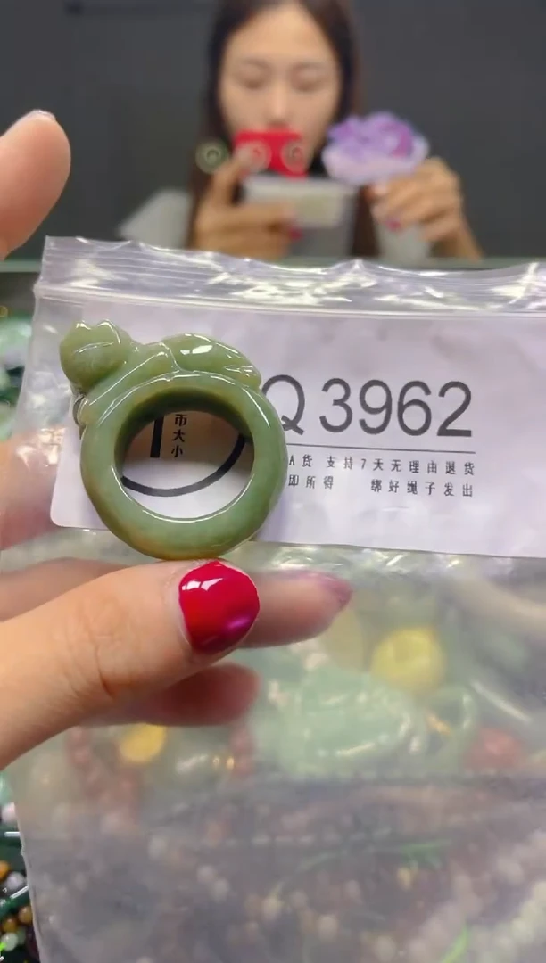 颈饰未镶嵌翡翠21MM/Q/翡翠A货，一件也是批发价