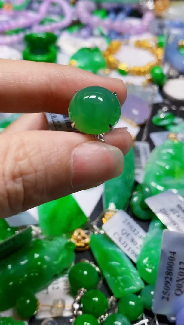 颈饰18K金镶嵌翡翠戒指