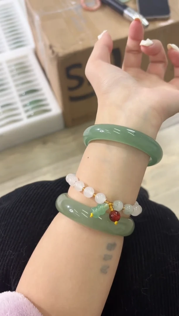 未镶嵌手镯石英质玉35-54D