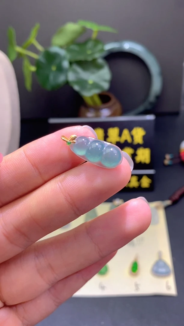 翡翠18K金镶嵌颈饰翡翠吊坠