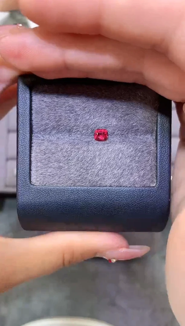 裸石尖晶石枕型 火莲花色调 0.58ct