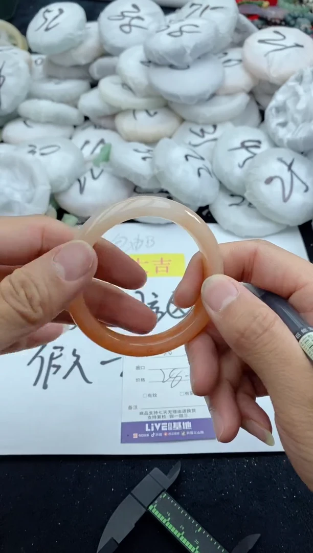 【闪购商品】石英质玉手镯未镶嵌30