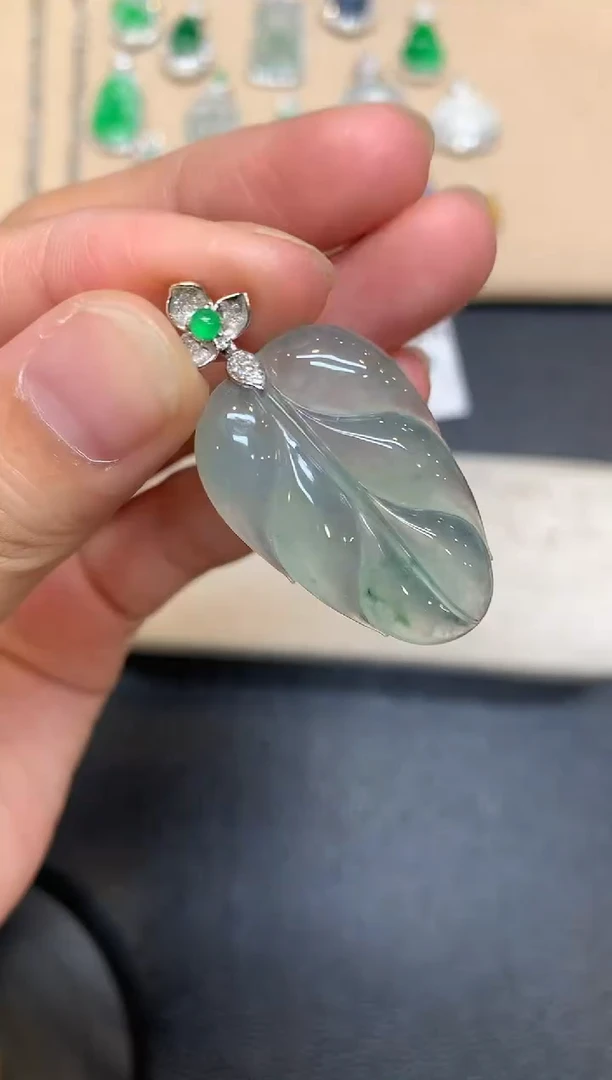 颈饰18K金镶嵌翡翠树叶【无服务费