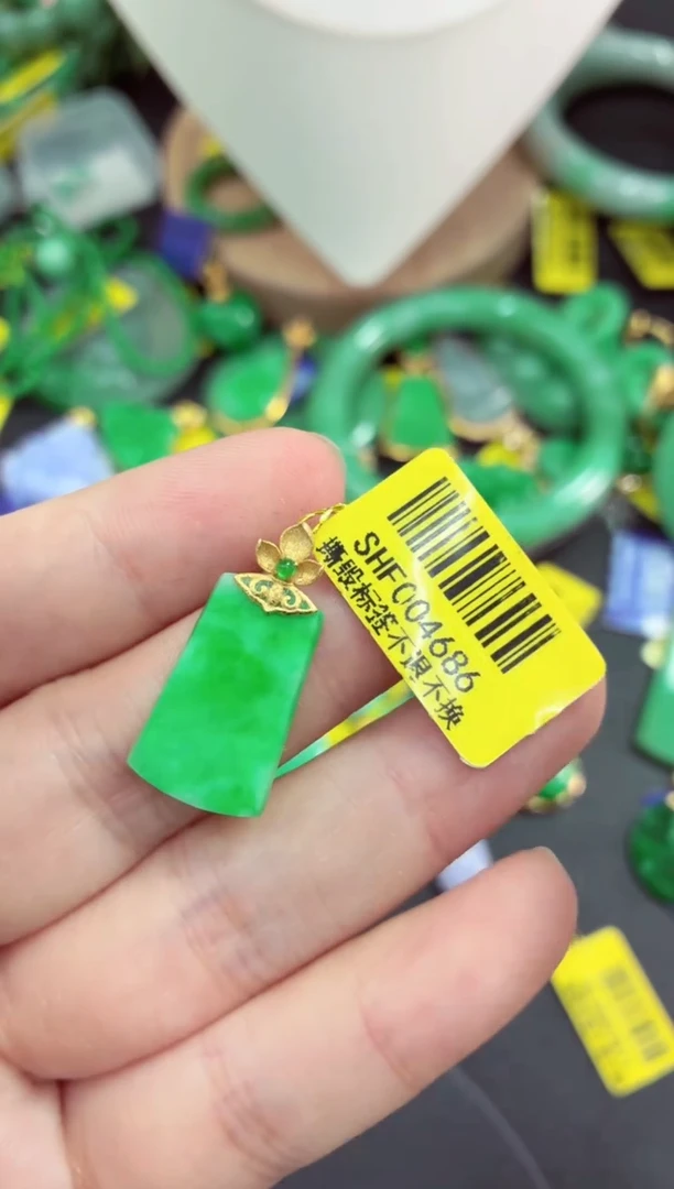 吊坠(不含链)18K金镶嵌翡翠挂件