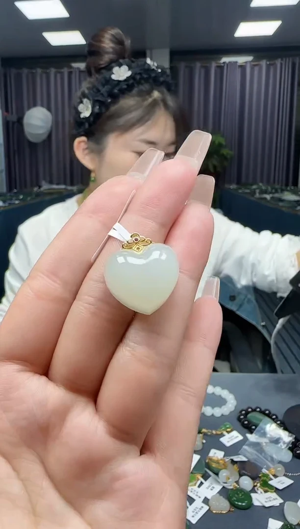 【闪购商品】和田玉挂件18K金镶嵌1