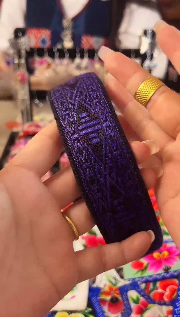 织绣民族风老绣饰品117