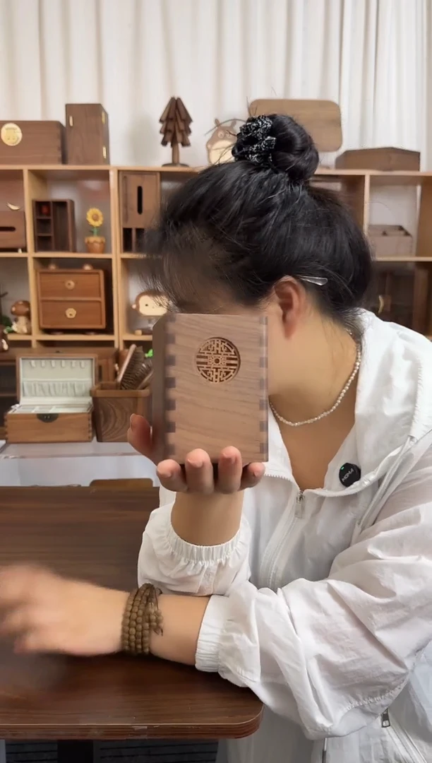 木北美黑胡桃实木开窗笔筒
