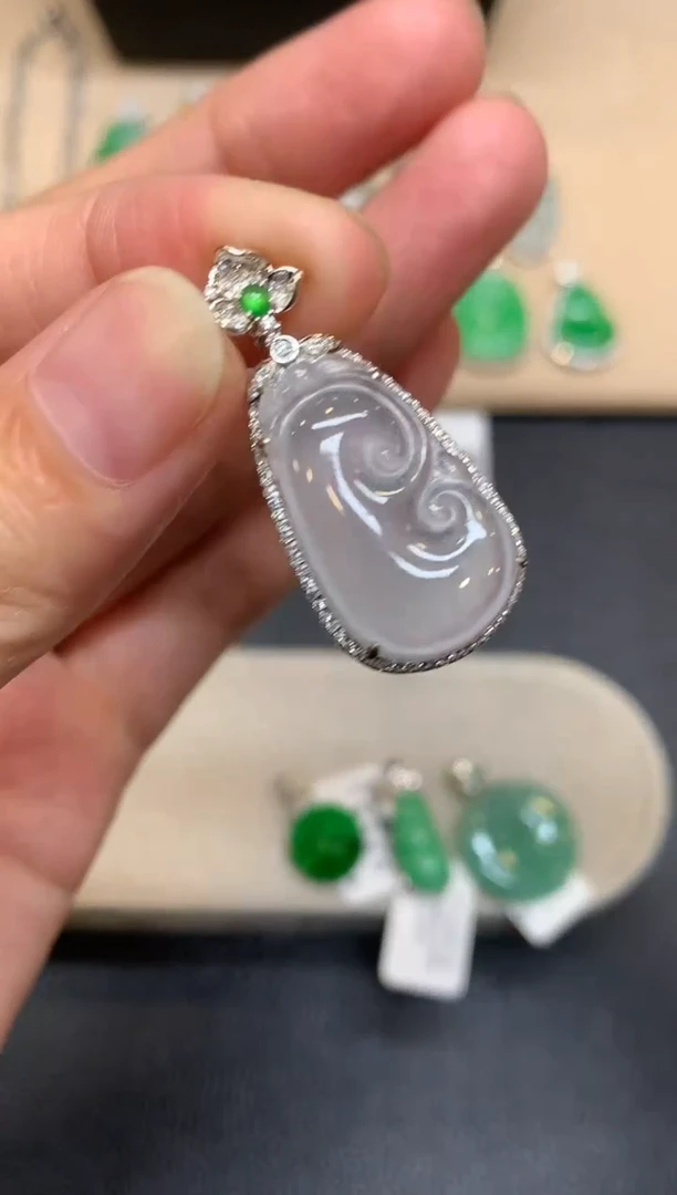 颈饰18K金镶嵌翡翠如意【无服务费