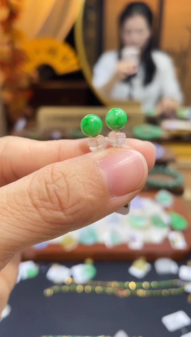 颈饰18K金镶嵌翡翠耳钉