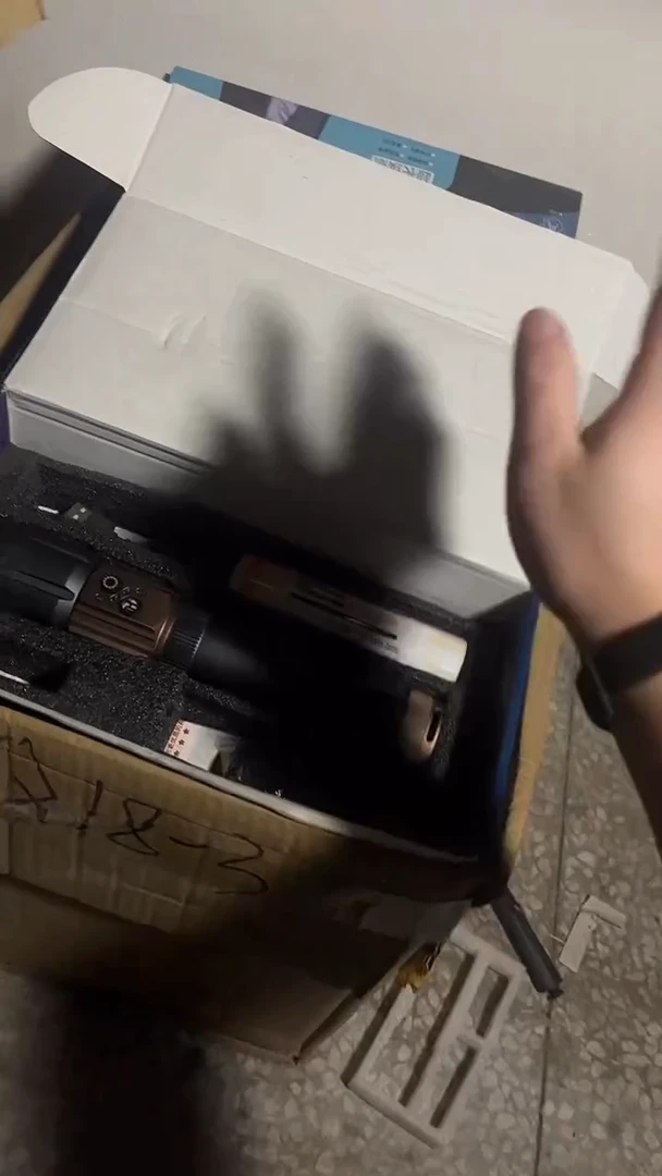 【四激光】超大光率-401350超大电池铝合金电筒