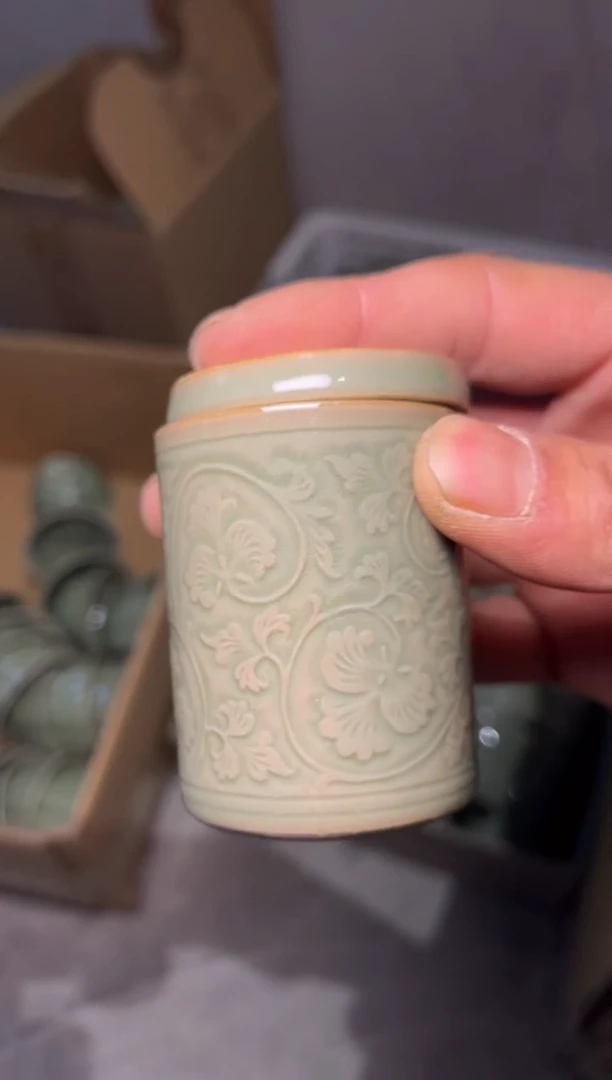 瓷微瑕黑泥牡丹牙签罐1个