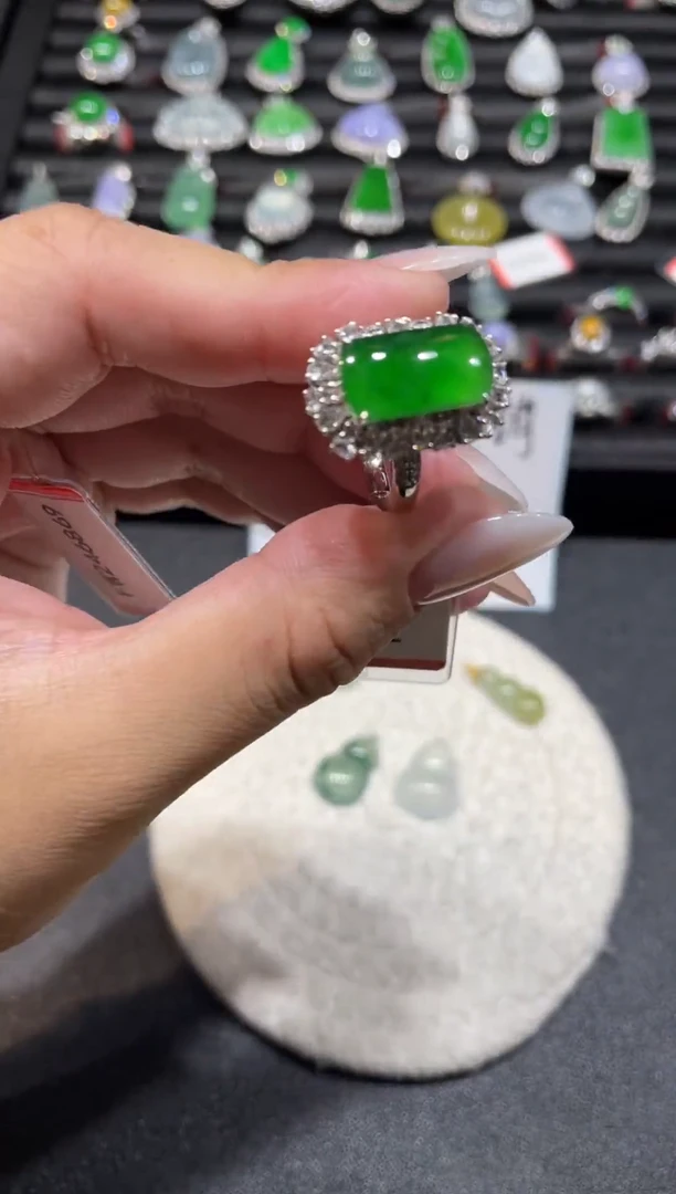 翡翠戒指18K金镶嵌天然A货翡翠