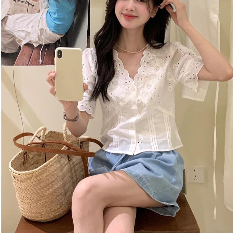 2025新款法式白色镂空刺绣v领正肩短袖衬衫女气质修身显瘦短上衣