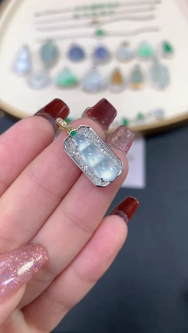 【闪购商品】翡翠吊坠(不含链)18K金镶嵌3980