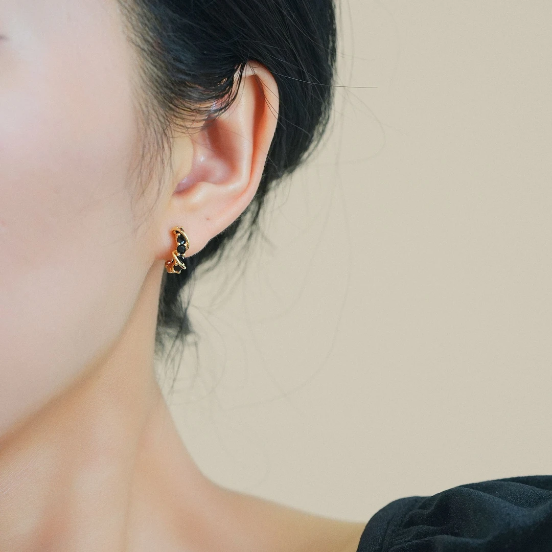 铜合金耳饰 黑色锆石缠绕耳扣轻奢小众设计感精致时尚气质耳环女