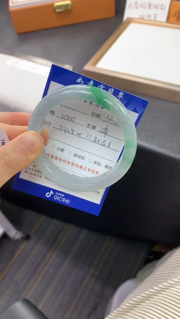 未镶嵌手镯翡翠退货需手镯吊牌标签完好