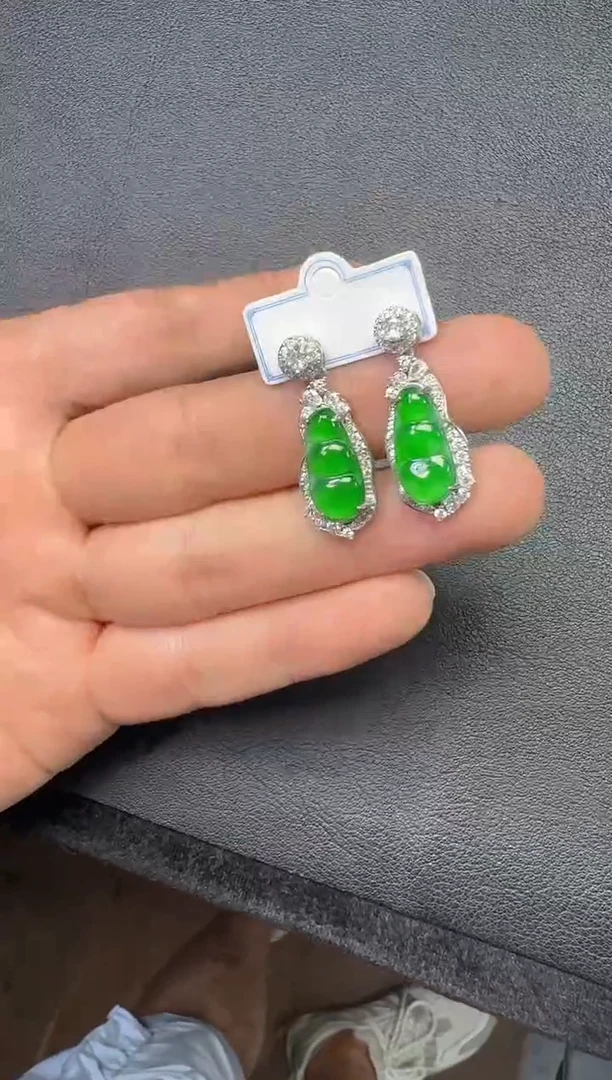 定制翡翠未镶嵌翡翠有轻微色差属于正常现象，耳钉多样性发货1