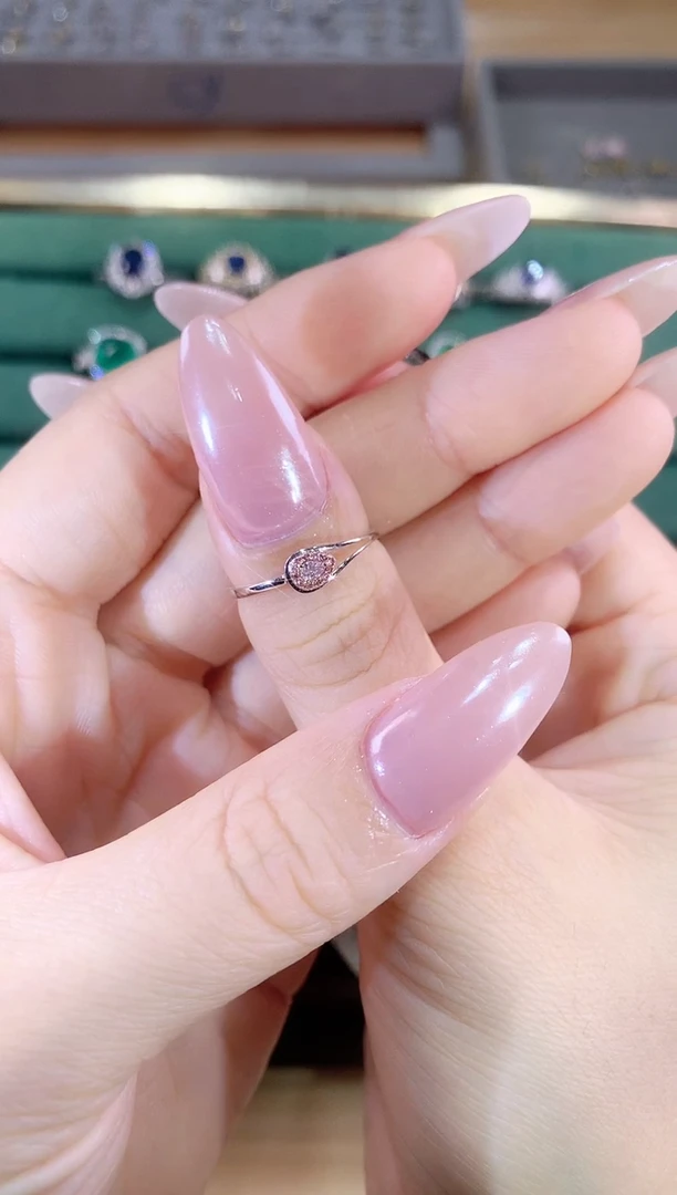 18K金镶嵌戒指钻石戒指