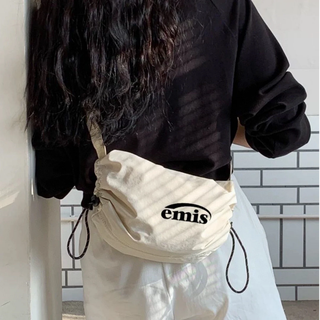 【Halo】emi*日系新款2025抽绳休闲运动风轻便斜挎饺子包