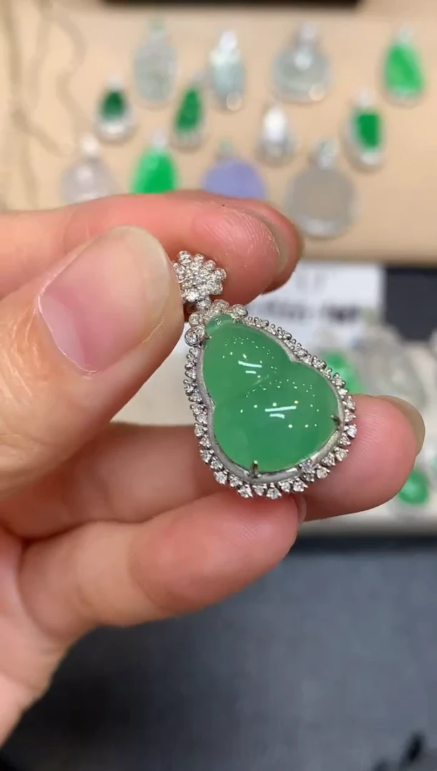 颈饰18K金镶嵌翡翠葫芦【无服务费