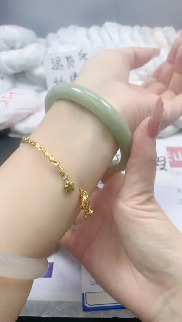 【闪购商品】石英质玉手镯未镶嵌45/64.2