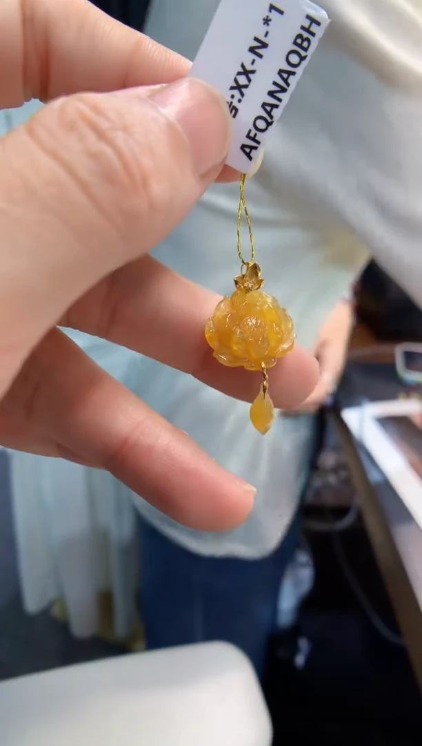 颈饰18K金镶嵌翡翠莲花