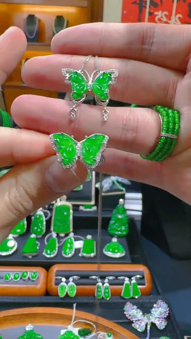 【闪购商品】翡翠吊坠(赠链)银S925镶嵌天然A货翡翠+