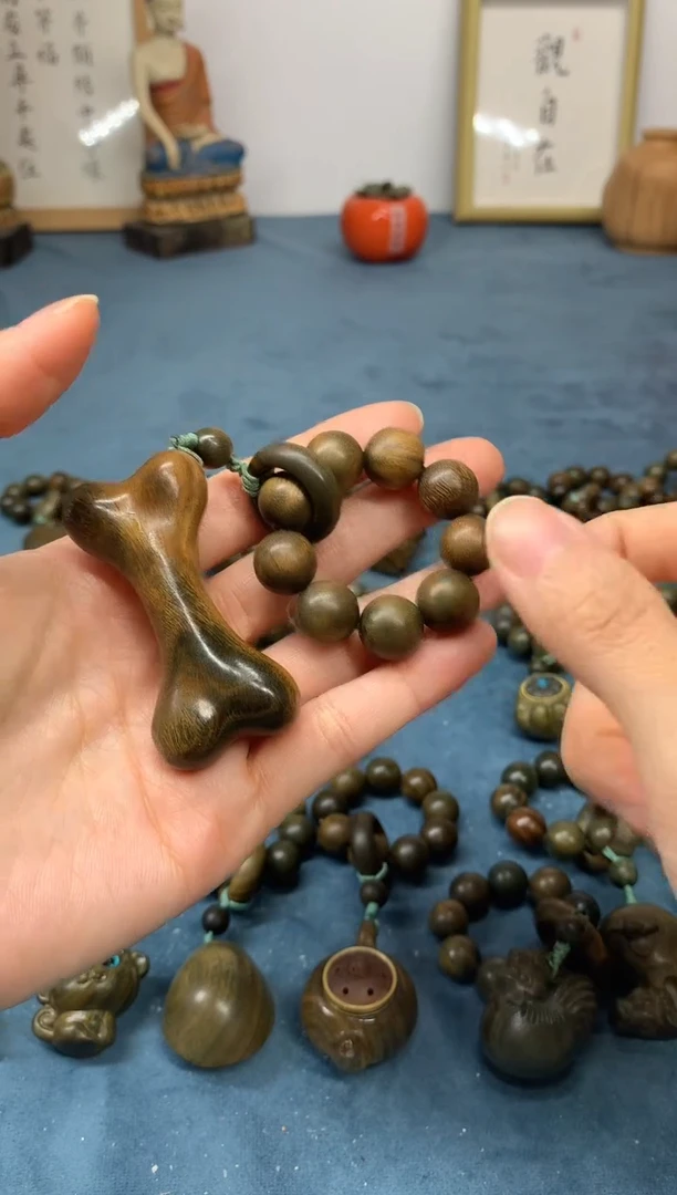 【闪购商品】维腊木（绿檀）把件骨头按摩棒